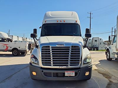 Used 2019 Freightliner Cascadia Sleeper Cab 6x4, Semi Truck for sale #869360 - photo 2