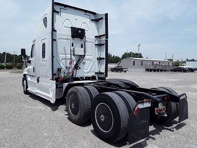 Used 2018 Freightliner Cascadia Sleeper Cab 6x4, Semi Truck for sale #682066 - photo 2