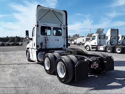 Used 2018 Freightliner Cascadia Day Cab 6x2, Semi Truck for sale #755311 - photo 2