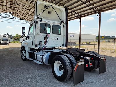 Used 2018 Freightliner Cascadia Day Cab 4x2, Semi Truck for sale #761841 - photo 2