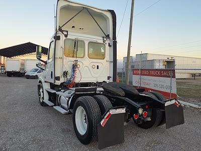 Used 2019 Freightliner Cascadia Day Cab 4x2, Semi Truck for sale #803305 - photo 2