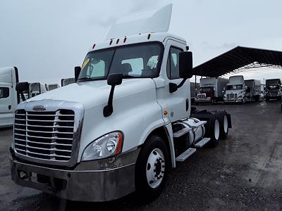 Used 2019 Freightliner Cascadia Day Cab 6x4, Semi Truck for sale #813725 - photo 1