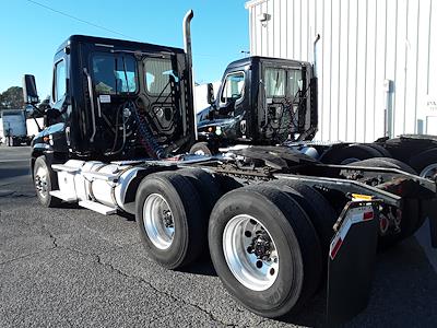 Used 2017 Freightliner Cascadia Day Cab 6x4, Semi Truck for sale #662280 - photo 2