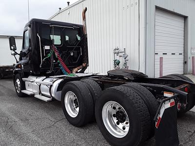 Used 2017 Freightliner Cascadia Day Cab 6x4, Semi Truck for sale #662283 - photo 2