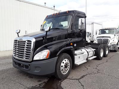 Used 2017 Freightliner Cascadia Day Cab 6x4, Semi Truck for sale #662287 - photo 1