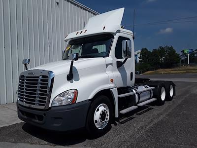 Used 2017 Freightliner Cascadia Day Cab 6x4, Semi Truck for sale #680959 - photo 1