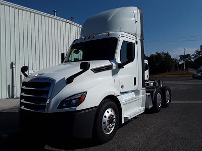 Used 2018 Freightliner Cascadia Day Cab 6x4, Semi Truck for sale #750186 - photo 1