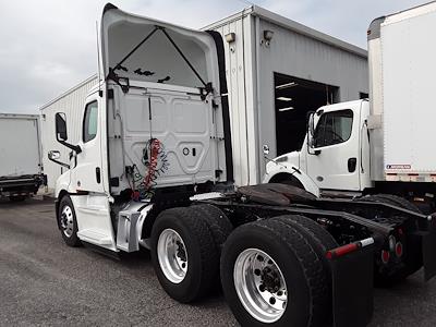 Used 2018 Freightliner Cascadia Day Cab 6x4, Semi Truck for sale #750187 - photo 2