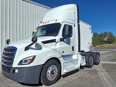 Used 2019 Freightliner Cascadia Day Cab 6x4, Semi Truck for sale #870174 - photo 1