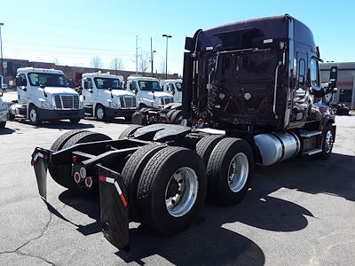 Used 2015 Freightliner Cascadia 6x4, Semi Truck for sale #325190 - photo 2