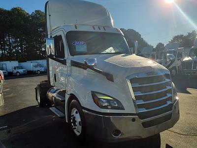 Used 2019 Freightliner Cascadia Day Cab 4x2, Semi Truck for sale #803313 - photo 1