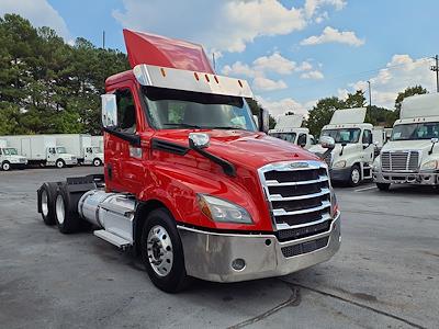 Used 2019 Freightliner Cascadia Day Cab 6x4, Semi Truck for sale #875393 - photo 1