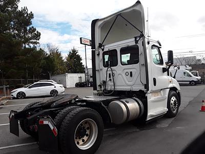 Used 2018 Freightliner Cascadia Day Cab 4x2, Semi Truck for sale #221545 - photo 2