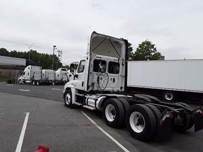 Used 2017 Freightliner Cascadia Day Cab 6x4, Semi Truck for sale #672014 - photo 2