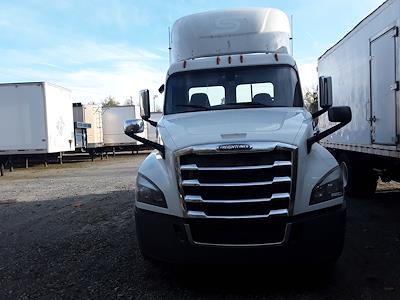 Used 2019 Freightliner Cascadia Day Cab 6x4, Semi Truck for sale #809758 - photo 2