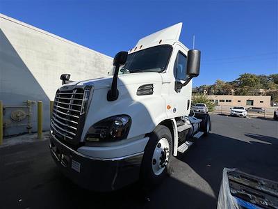 Used 2017 Freightliner Cascadia Day Cab 4x2, Semi Truck for sale #657373 - photo 1