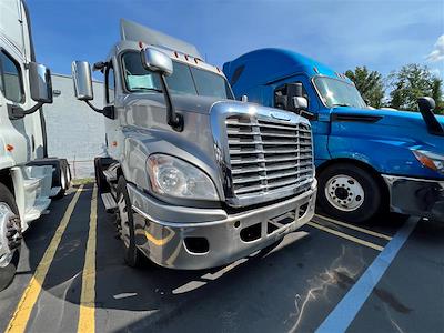 Used 2017 Freightliner Cascadia Day Cab 6x4, Semi Truck for sale #667384 - photo 1