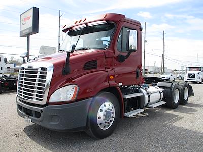 Used 2015 Freightliner Cascadia 6x4, Semi Truck for sale #596736 - photo 1