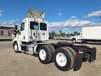 Used 2016 Freightliner Cascadia Day Cab 6x4, Semi Truck for sale #658506 - photo 2