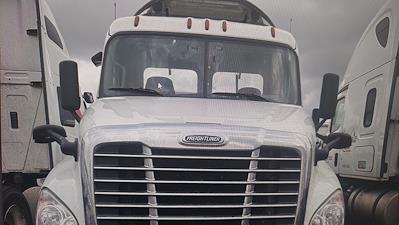 Used 2019 Freightliner Cascadia Day Cab 6x4, Semi Truck for sale #813650 - photo 1