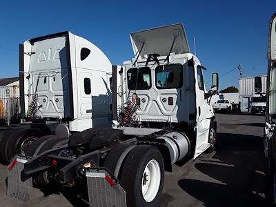 Used 2016 Freightliner Cascadia Day Cab 4x2, Semi Truck for sale #645050 - photo 2