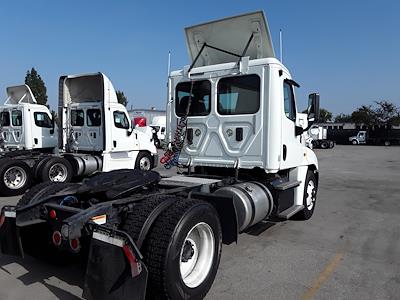 Used 2017 Freightliner Cascadia Day Cab 4x2, Semi Truck for sale #670628 - photo 2