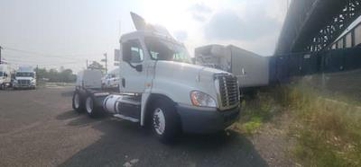 Used 2015 Freightliner Cascadia Day Cab 6x4, Semi Truck for sale #350419 - photo 1