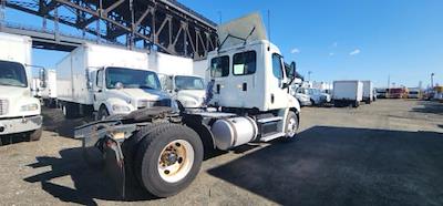 Used 2015 Freightliner Cascadia Day Cab 4x2, Semi Truck for sale #369546 - photo 2