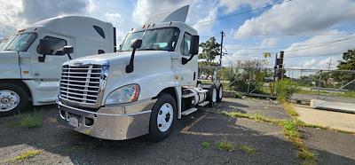 Used 2016 Freightliner Cascadia Day Cab 6x4, Semi Truck for sale #381560 - photo 1