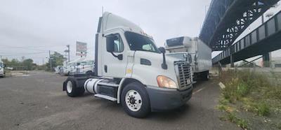 Used 2017 Freightliner Cascadia Day Cab 4x2, Semi Truck for sale #671998 - photo 1