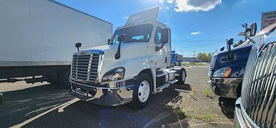 Used 2017 Freightliner Cascadia Day Cab 4x2, Semi Truck for sale #672932 - photo 1