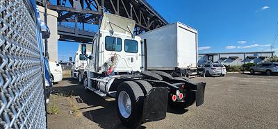 Used 2017 Freightliner Cascadia Day Cab 4x2, Semi Truck for sale #672932 - photo 2