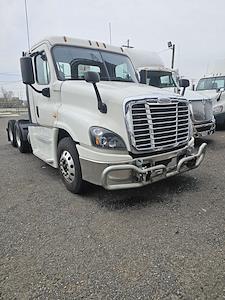 Used 2017 Freightliner Cascadia Day Cab 6x4, Semi Truck for sale #674003 - photo 1