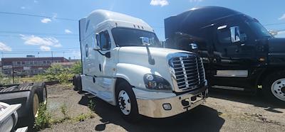 Used 2019 Freightliner Cascadia Sleeper Cab 6x4, Semi Truck for sale #878576 - photo 1