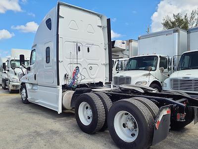 Used 2019 Freightliner Cascadia Sleeper Cab 6x4, Semi Truck for sale #813258 - photo 2