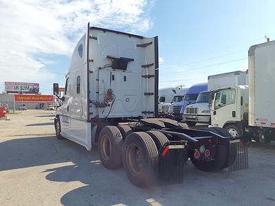 Used 2019 Freightliner Cascadia Sleeper Cab 6x4, Semi Truck for sale #867923 - photo 2