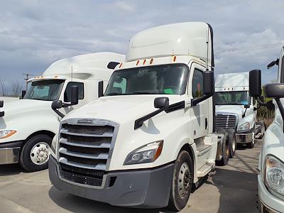 Used 2018 Freightliner Cascadia Day Cab 6x4, Semi Truck for sale #750262 - photo 1