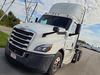 Used 2018 Freightliner Cascadia Day Cab 6x4, Semi Truck for sale #750271 - photo 1