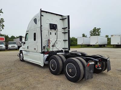 Used 2020 Freightliner Cascadia Sleeper Cab 6x4, Semi Truck for sale #881142 - photo 2