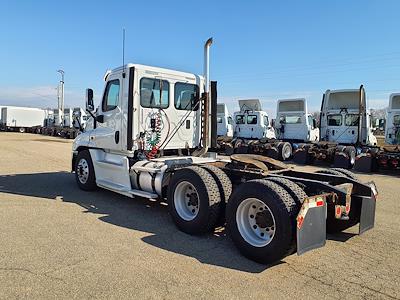 Used 2016 Freightliner Cascadia Day Cab 6x4, Semi Truck for sale #646251 - photo 2