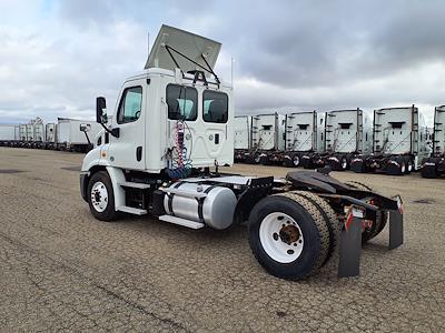 Used 2016 Freightliner Cascadia Day Cab 4x2, Semi Truck for sale #663585 - photo 2