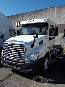 Used 2017 Freightliner Cascadia Day Cab 4x2, Semi Truck for sale #675855 - photo 1