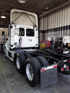 Used 2018 Freightliner Cascadia Day Cab 6x4, Semi Truck for sale #789732 - photo 2