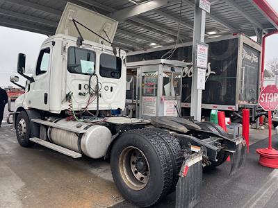 Used 2019 Freightliner Cascadia 116 Day Cab 4x2, Semi Truck for sale #270100 - photo 2