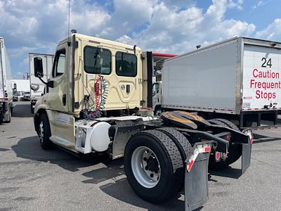 Used 2017 Freightliner Cascadia Day Cab 4x2, Semi Truck for sale #679888 - photo 2