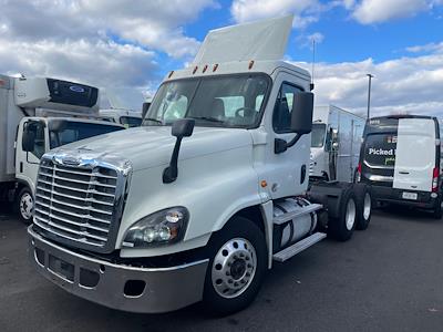 Used 2019 Freightliner Cascadia Day Cab 6x4, Semi Truck for sale #808825 - photo 1