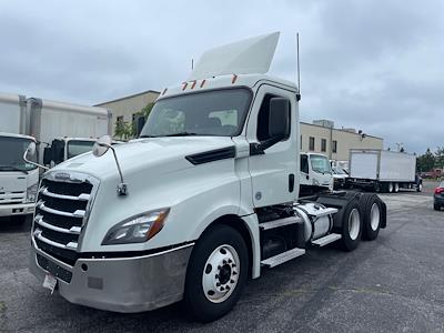 Used 2020 Freightliner Cascadia Day Cab 6x4, Semi Truck for sale #895945 - photo 1