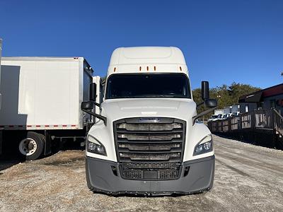 Used 2018 Freightliner Cascadia Sleeper Cab 6x4, Semi Truck for sale #586008 - photo 2