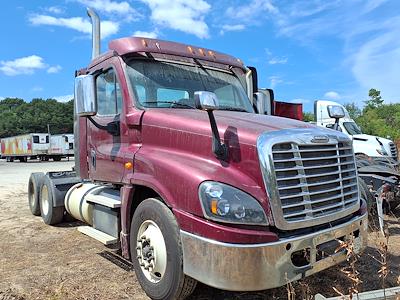 Used 2018 Freightliner Cascadia Day Cab 6x4, Semi Truck for sale #781885 - photo 1