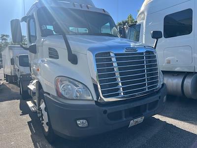 Used 2015 Freightliner Cascadia Day Cab 4x2, Semi Truck for sale #570991 - photo 1